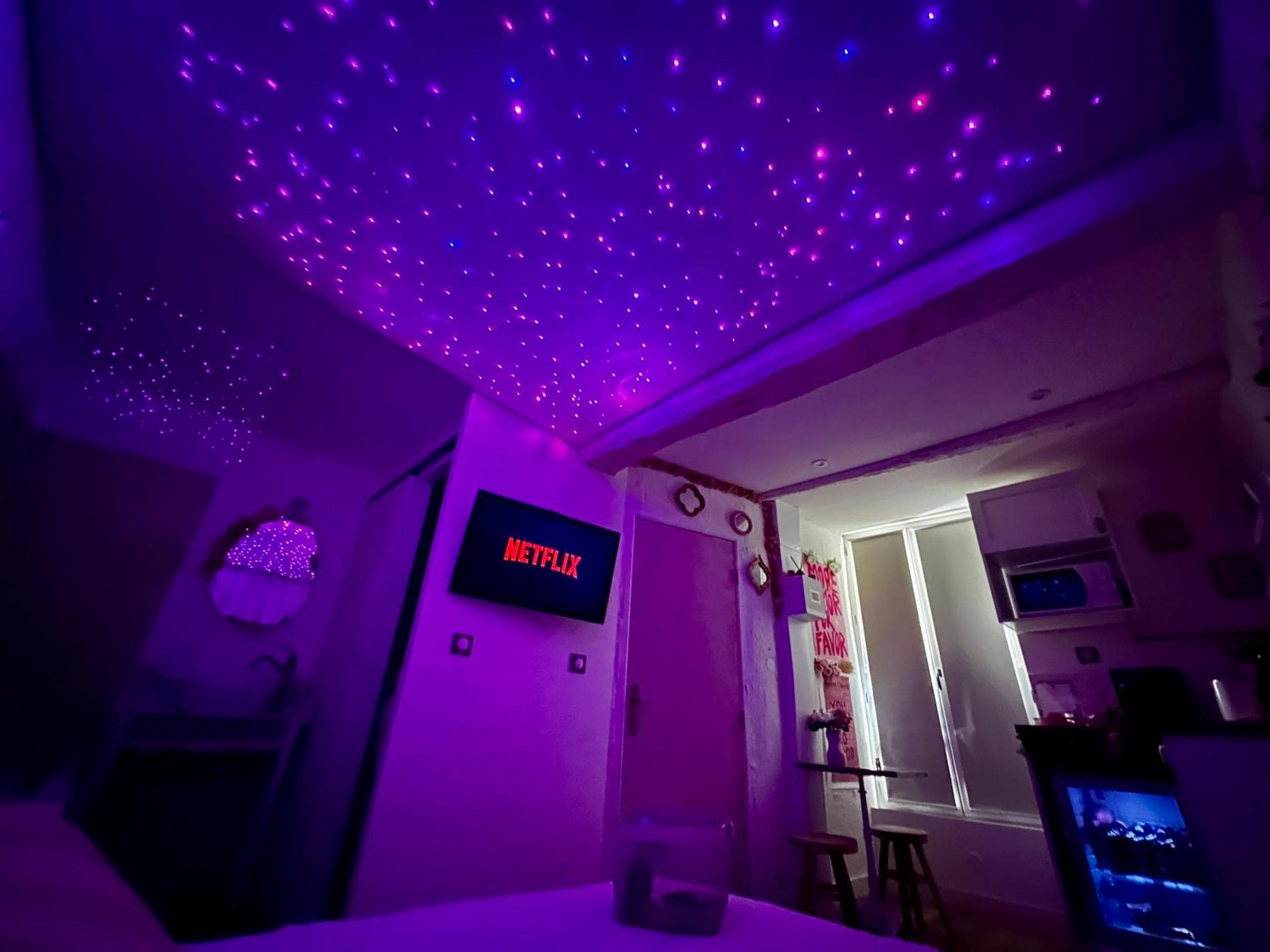 Romantic Room - Balneo - Ciel Etoile - Free Wifi - Netflix - Hyper Centre Pézenas المظهر الخارجي الصورة