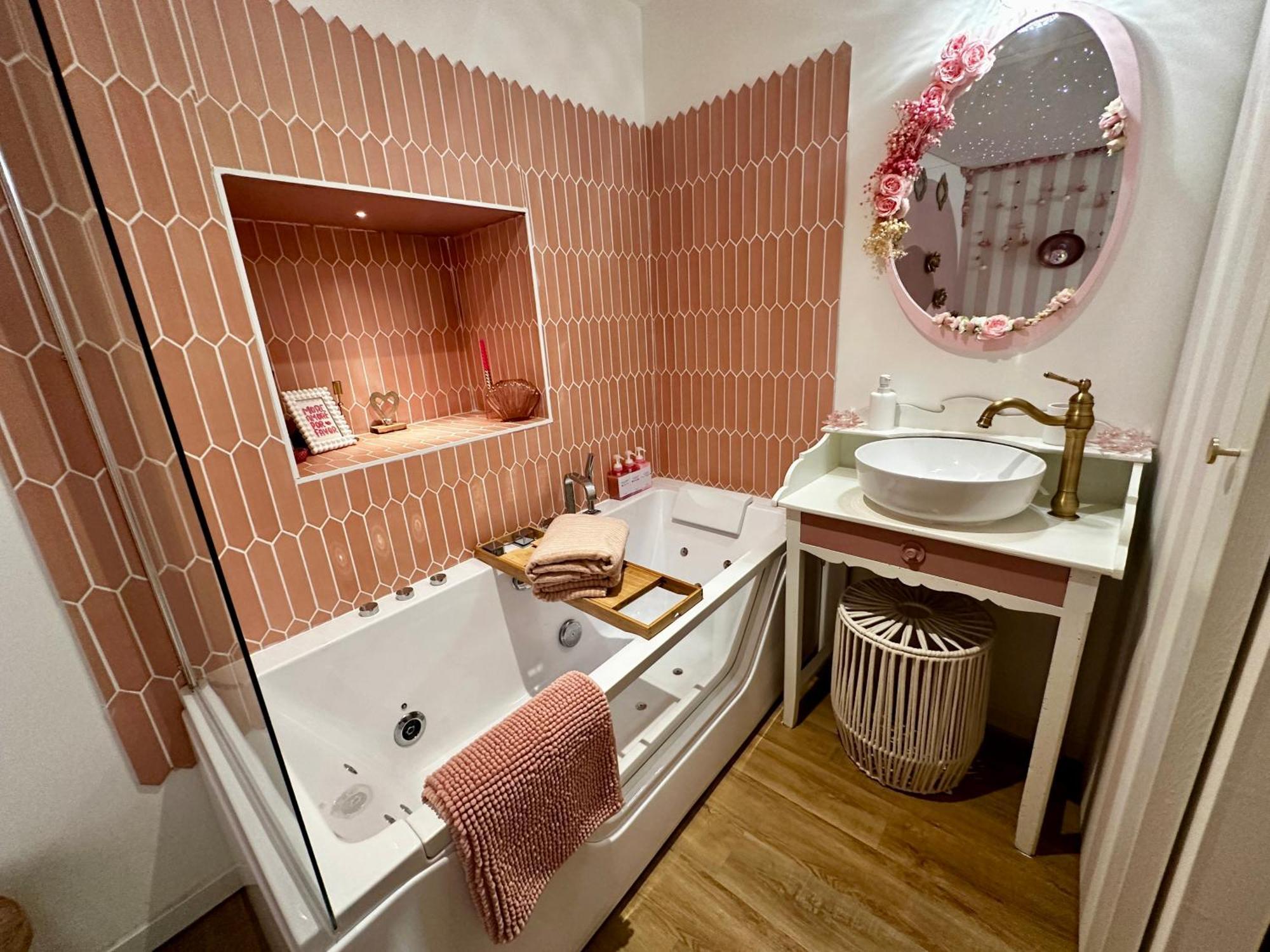 Romantic Room - Balneo - Ciel Etoile - Free Wifi - Netflix - Hyper Centre Pézenas المظهر الخارجي الصورة