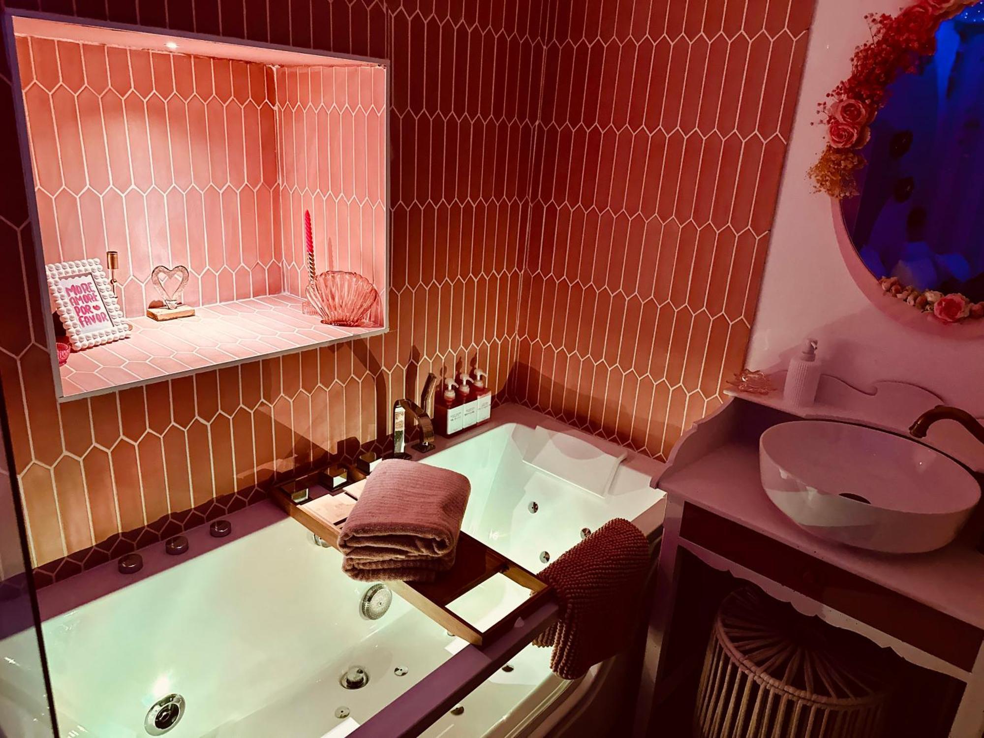 Romantic Room - Balneo - Ciel Etoile - Free Wifi - Netflix - Hyper Centre Pézenas المظهر الخارجي الصورة